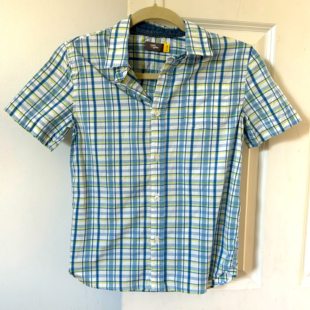 Boys button up top
